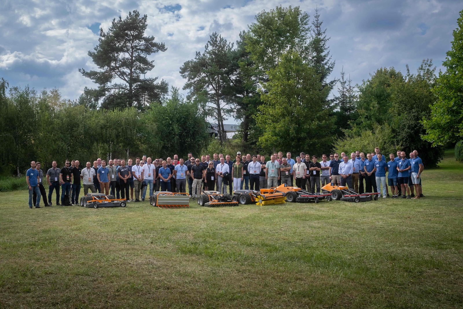 Group photo of all Global Distributor Meeting 2026 participants with the Raymo machine line-up