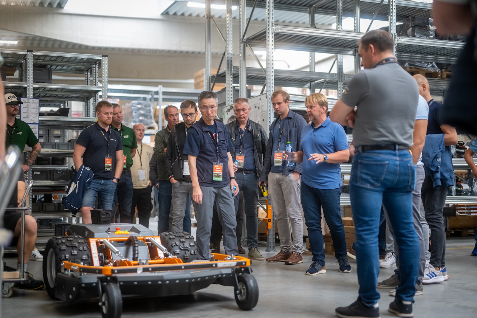 Group around a Raymo carrier with mowing deck in the hall