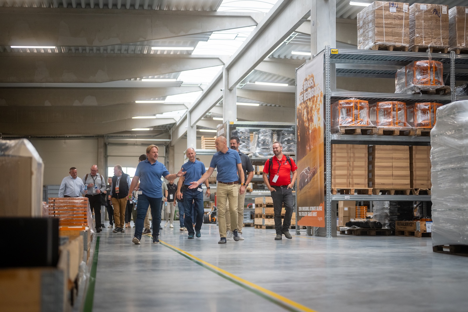 Raymo hosts leading guests through the new warehouse hall